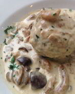 Хлебные клецки в сливочном соусе с грибами