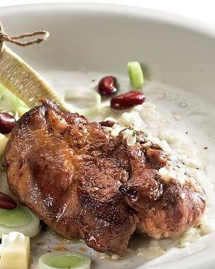 Баранья котлета с картофельным салатом и красной фасолью