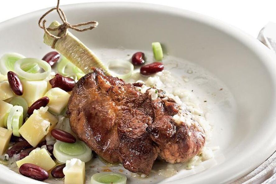 Рецепт баранья котлета с картофельным салатом и красной фасолью