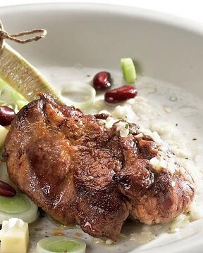 Баранья котлета с картофельным салатом и красной фасолью