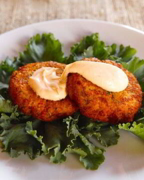 Котлеты из лосося с луком