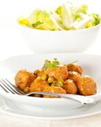 Куриные котлетки в винном соусе с грибами и горошком