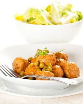 Куриные котлетки в винном соусе с грибами и горошком