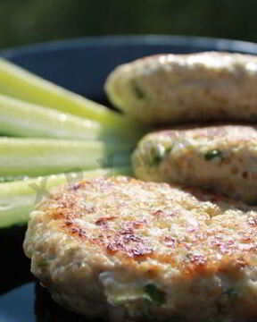 Куриные котлеты с киноа и яблоком