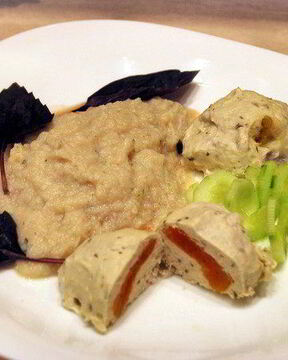 Куриные котлеты с курагой на пару