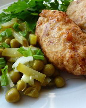 Отбивная котлета с начинкой из омлетных блинчиков и козьего сыра