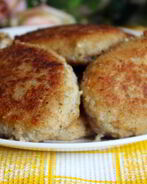 Рыбные котлеты с картофелем и сливочным маслом