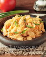 Лапша с курицей и сыром на сковороде