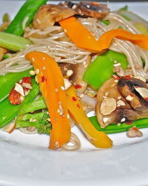 Лапша с овощами в воке