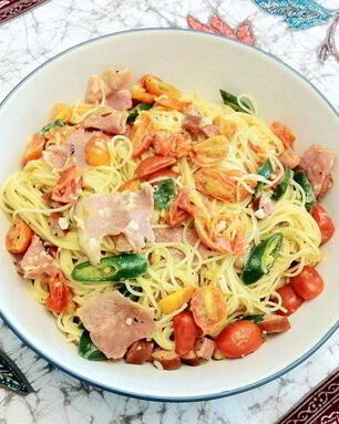 Лапша с сосисками, помидорами и зеленым чили перцем