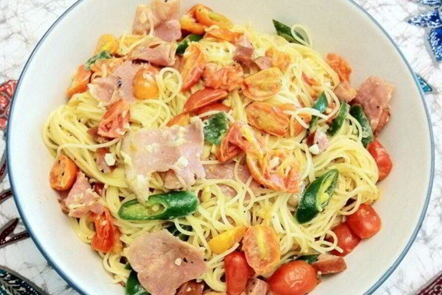 Рецепт лапша с сосисками, помидорами и зеленым чили перцем