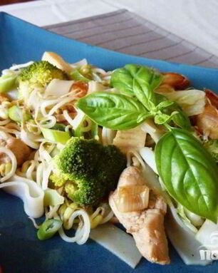 Лапша Сайгон с курицей и креветками