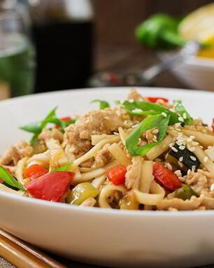 Лапша удон с овощами и курицей по-японски