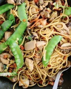 Лапша вок с курицей и овощами