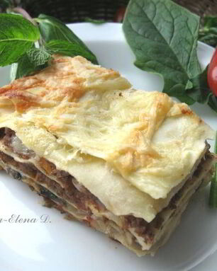 Лазанья с рагу болоньезе, грибами и моцареллой