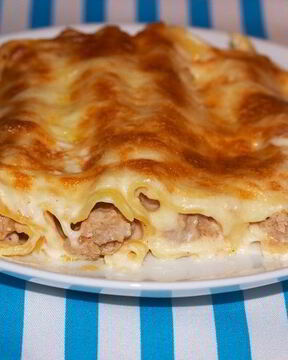 Каннеллони с фаршем под соусом бешамель