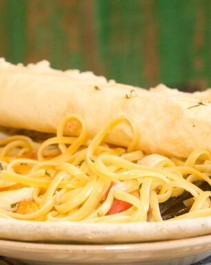 Лингвини, запеченные под фокаччей