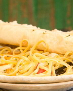 Лингвини, запеченные под фокаччей