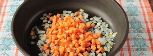 макароны с курицей и овощами на сковороде. Шаг 3