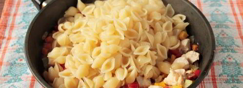 макароны с курицей и овощами на сковороде. Шаг 7