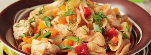 макароны с курицей и овощами на сковороде. Шаг 11