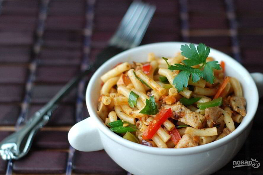 Рецепт острые макароны с курицей и овощами