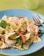 Паста фарфалле в сливочном соусе с креветками