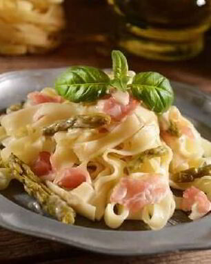 Паста из цельной пшеницы со спаржей и пармской ветчиной