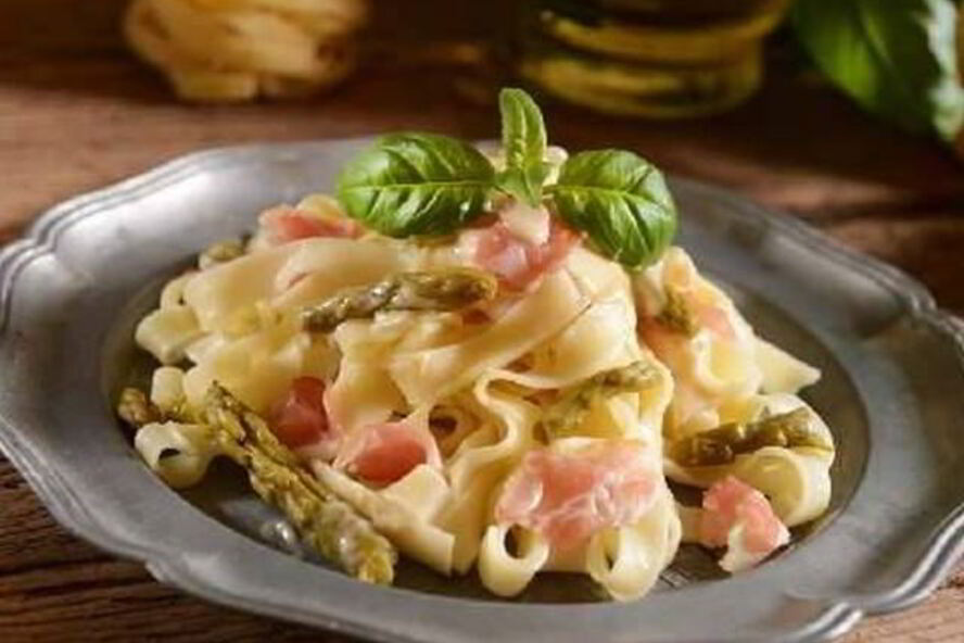 Рецепт паста из цельной пшеницы со спаржей и пармской ветчиной