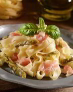 Паста из цельной пшеницы со спаржей и пармской ветчиной
