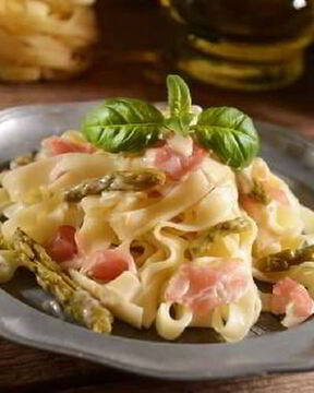 Паста из цельной пшеницы со спаржей и пармской ветчиной