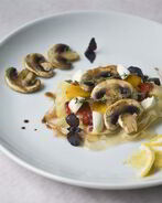 Паста из цукини с томатным соусом и овощами