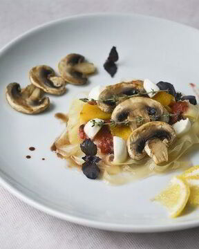 Паста из цукини с томатным соусом и овощами