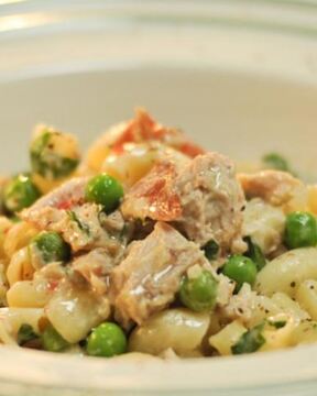 Паста с беконом и консервированным тунцом в сливочном соусе