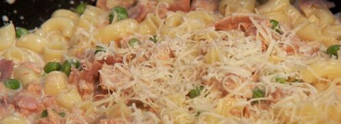 паста с беконом и консервированным тунцом в сливочном соусе. Шаг 5