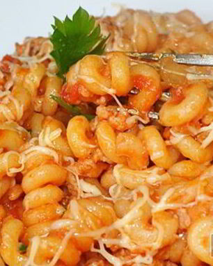 Паста с колбасой, фаршем и сыром
