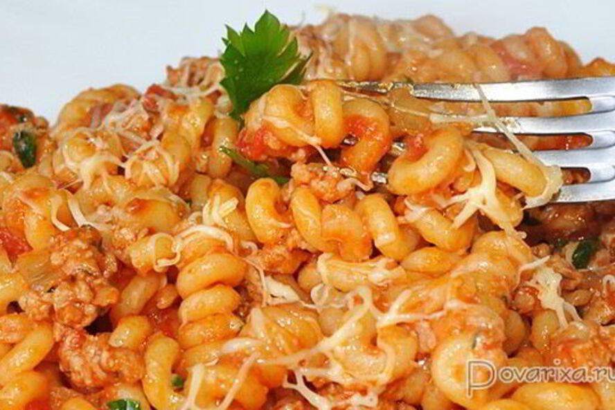 Рецепт паста с колбасой, фаршем и сыром