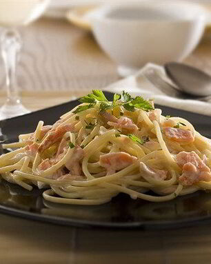 Паста с консервированным лососем в сливках