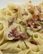 Паста с копченой колбасой и арахисом