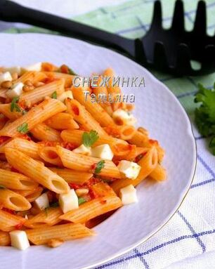 Паста с красным соусом, моцареллой и кедровыми орешками