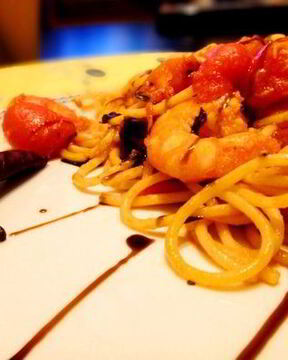 Паста с креветками и томатами черри