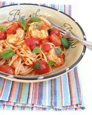 Паста с креветками, помидорами и базиликом