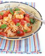 Паста с креветками, помидорами и базиликом