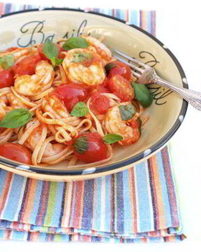 Паста с креветками, помидорами и базиликом