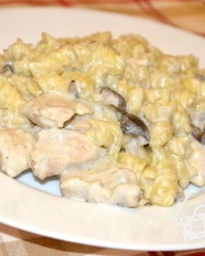 Паста с курицей и грибами в сырно-сливочном соусе