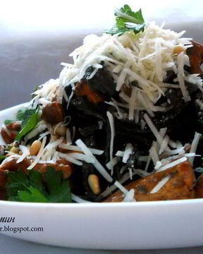 Паста с лисичками, чесночно-розмариновым маслом и кедровыми орешками