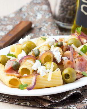 Паста с оливками, беконом и фетой