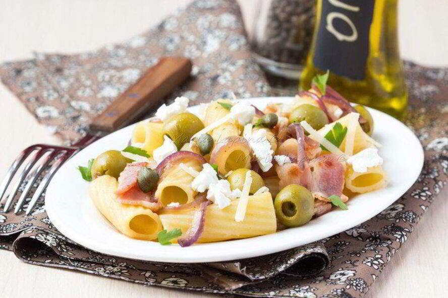 Рецепт паста с оливками, беконом и фетой