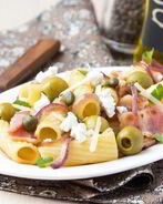 Паста с оливками, беконом и фетой