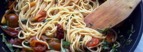 паста с помидорами, руколой и рикоттой. Шаг 2